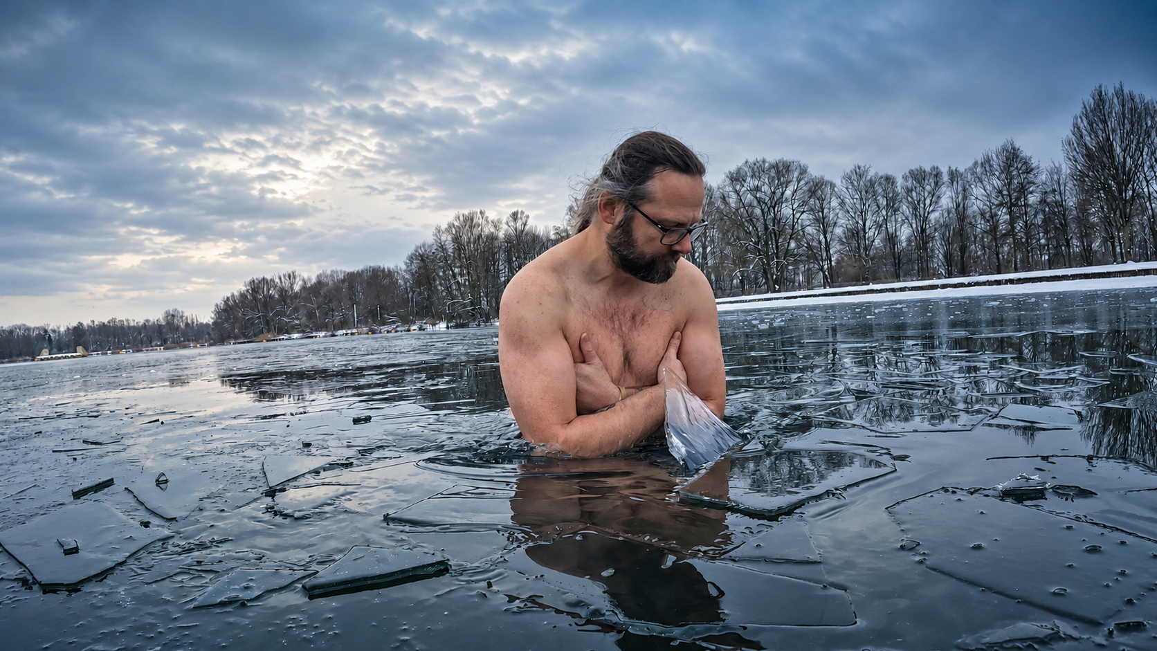 Koen Gaelens tijdens een bewuste koudebeleving in een bevroren meer